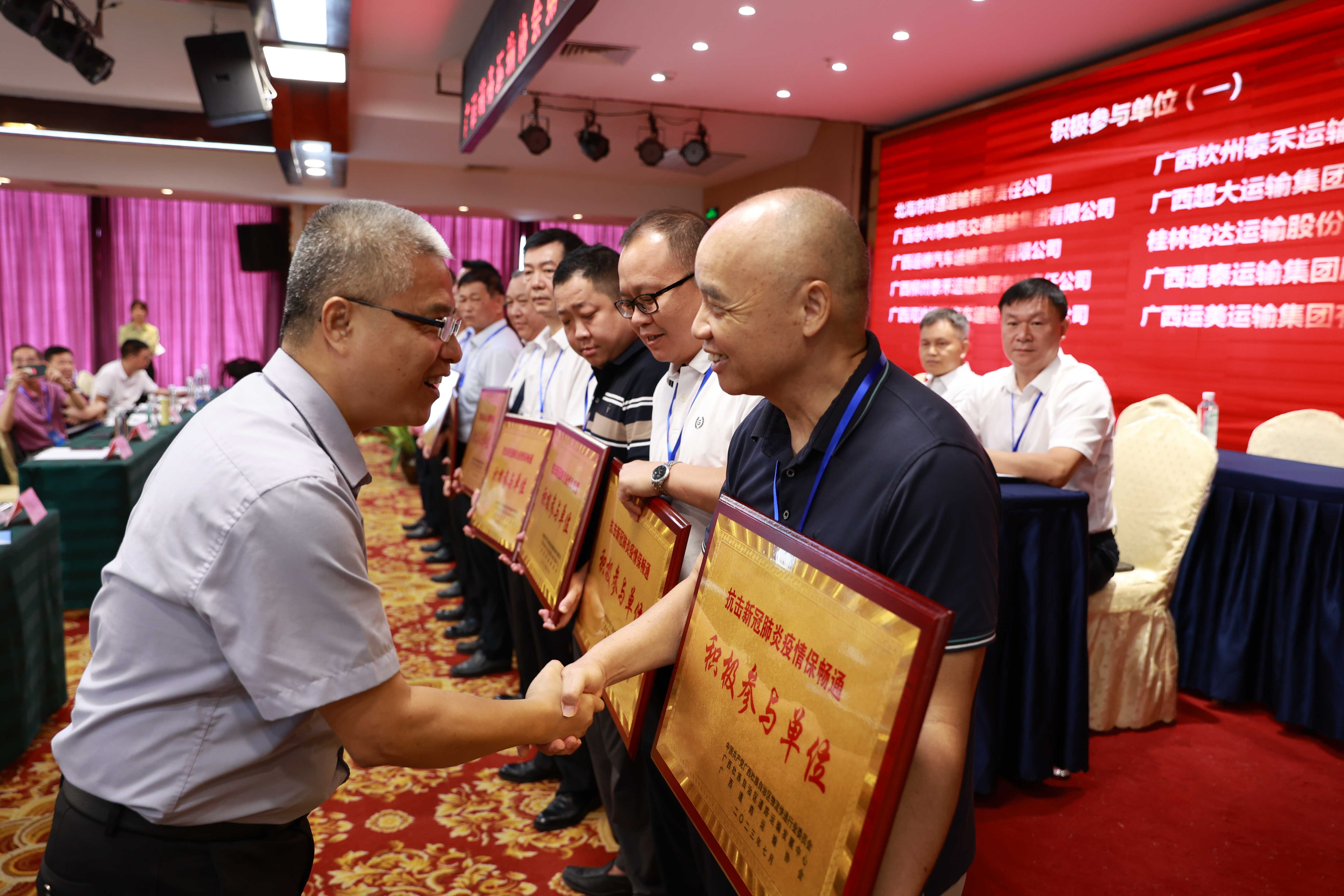 im电竞
黄永忠副厅长为获得“积极参与单位”颁发牌匾和证书.jpg im电竞