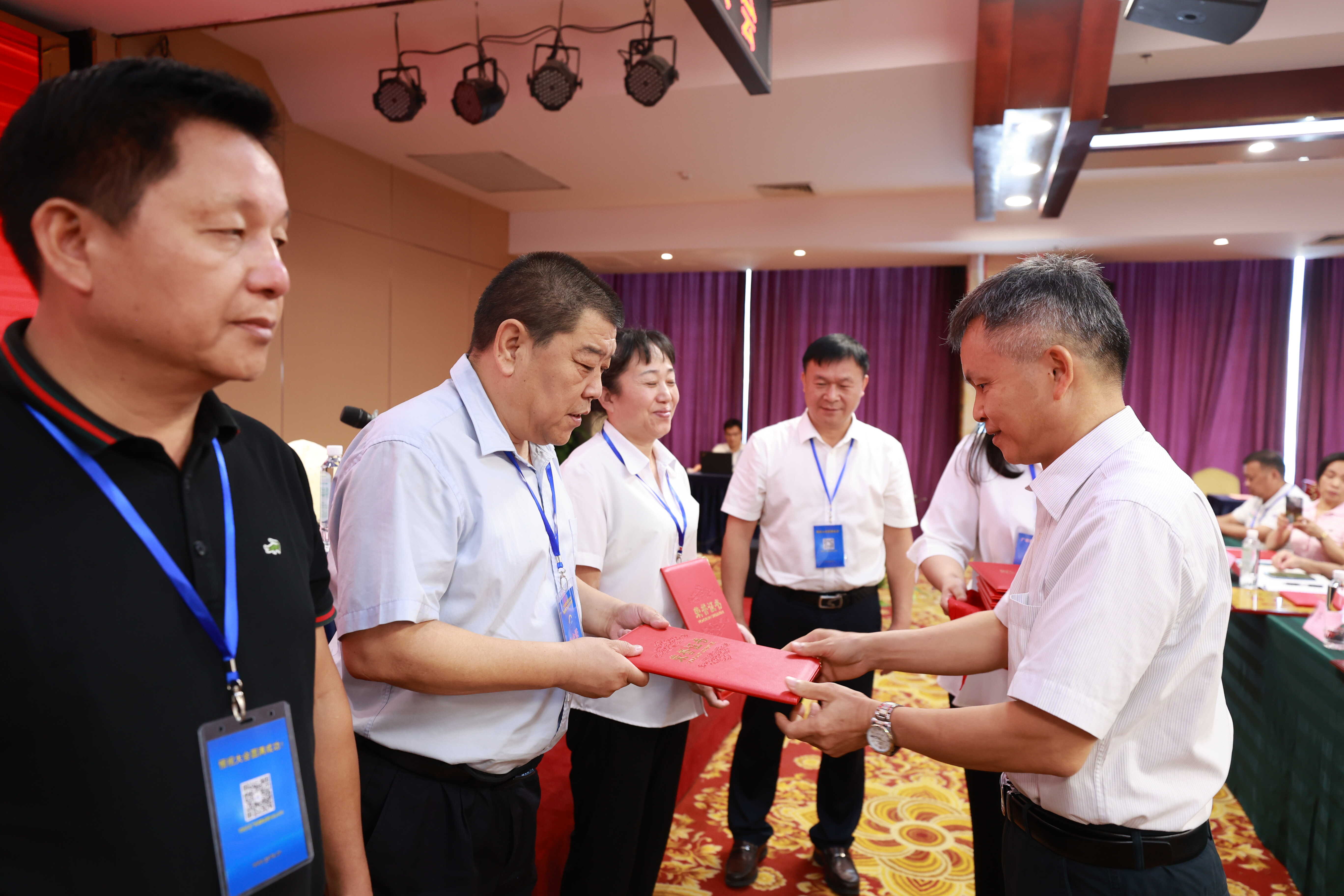 im电竞
一级调研员、广西物流快递行业党委副书记陆正业为获奖单位颁发证书.jpg im电竞